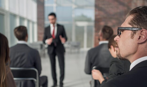 Vista trasera el oyente está sentado en un seminario de negocios