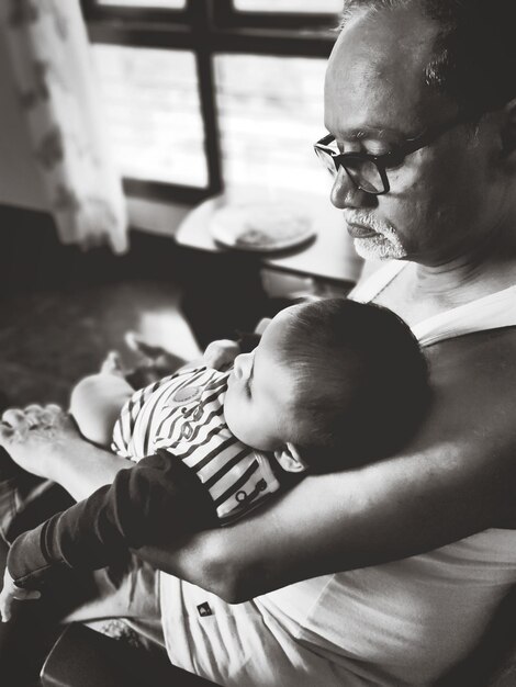 Foto vista trasera de padre e hijo