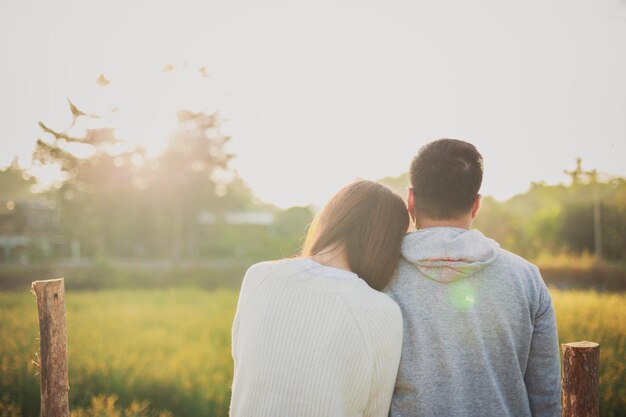 Foto vista trasera de una pareja al aire libre