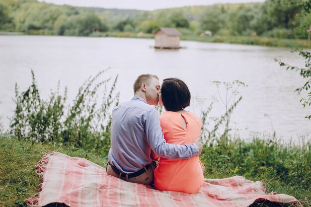 Vista trasera de pareja besándose al aire libre