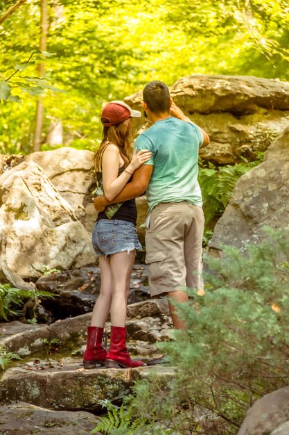 Foto vista trasera de una pareja caminando por el bosque