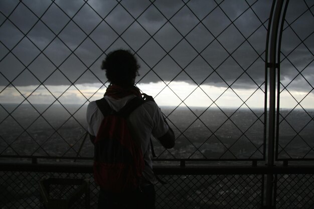 Foto vista trasera de una pareja enamorada con vistas a la ciudad