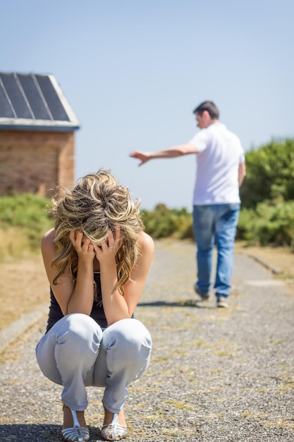 Foto vista trasera de una pareja sentada contra un cielo despejado