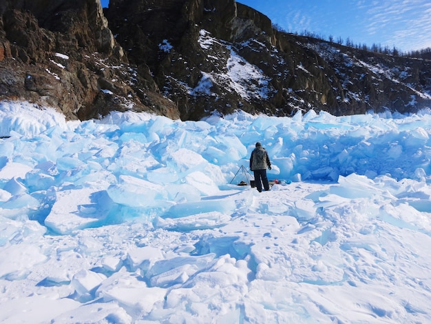 Foto vista trasera de una persona en un baikal congelado