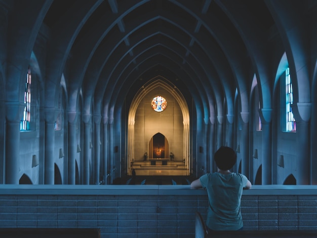 Vista trasera de una persona en la iglesia