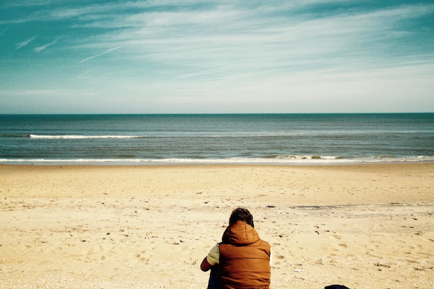 Foto vista trasera de una persona en la playa