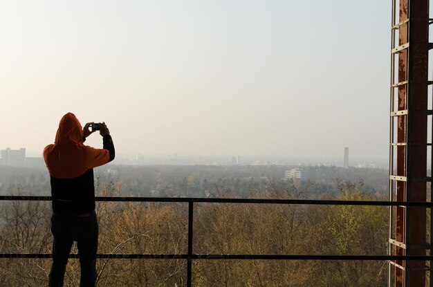 Foto vista trasera de la persona que hace la fotografía