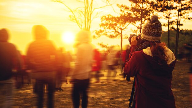 Foto vista trasera de personas caminando por la calle durante la puesta de sol