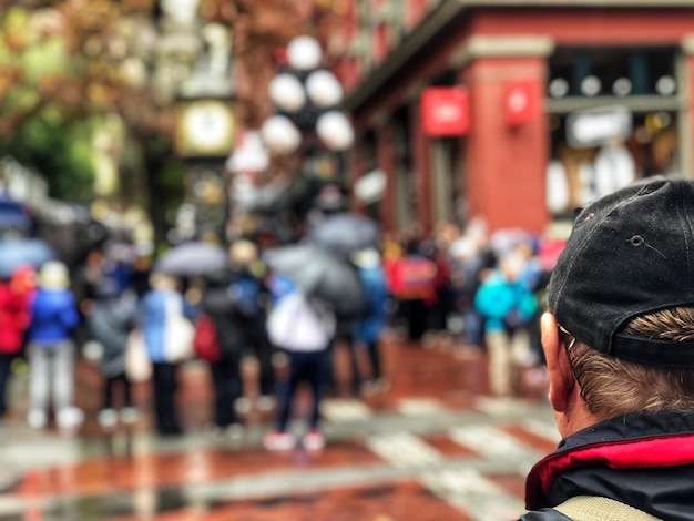 Foto vista trasera de personas caminando por la calle