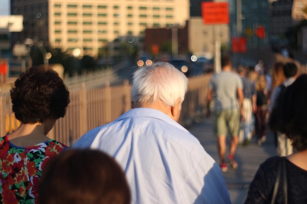 Vista trasera de personas caminando por la ciudad