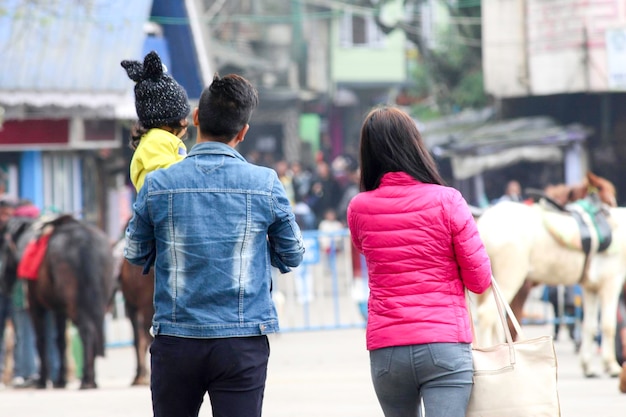 Foto vista trasera de personas caminando por la ciudad