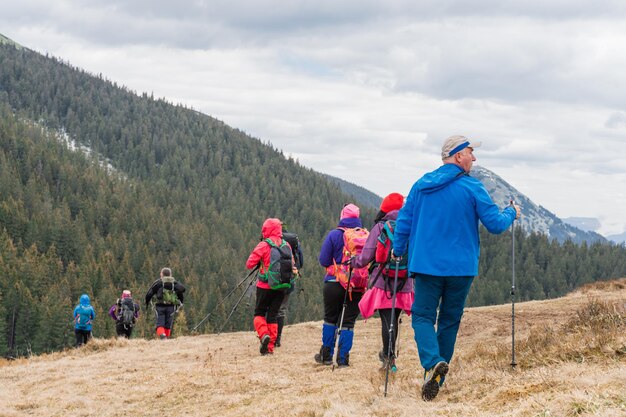 Foto vista trasera de personas caminando por la montaña