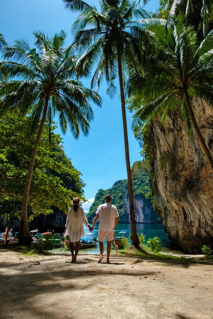 Foto vista trasera de personas caminando por la playa