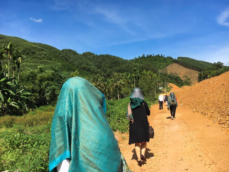 Foto vista trasera de personas caminando por tierra