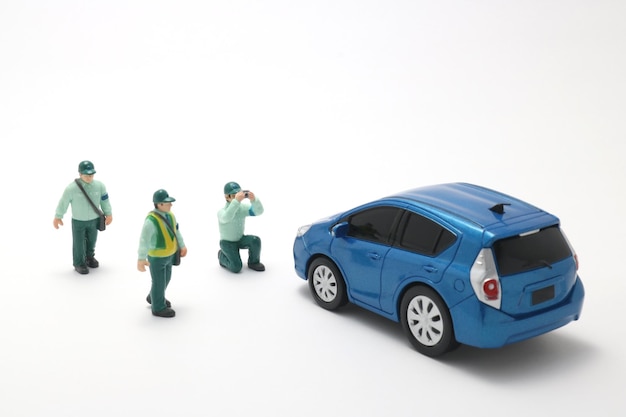 Vista trasera de personas con un coche de juguete contra un fondo blanco