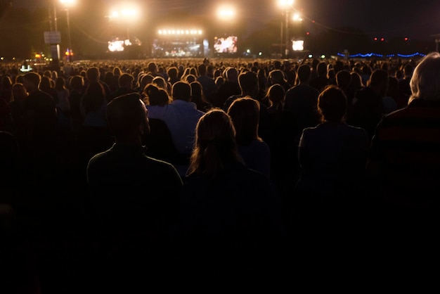 Foto vista trasera de personas en un concierto de música