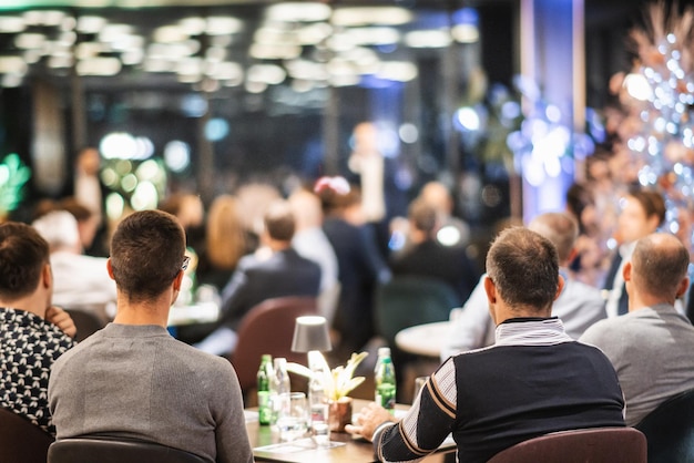 Vista trasera de personas irreconocibles en un banquete reunión de negocios evento negocios y emprendimiento