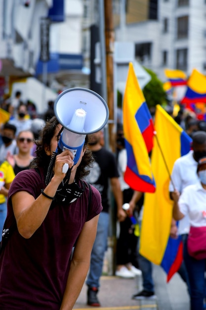 Vista trasera de personas de pie en la calle