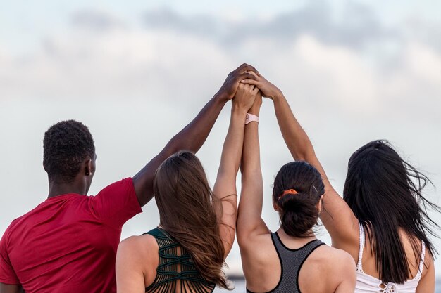 Foto vista trasera de personas de pie contra el cielo