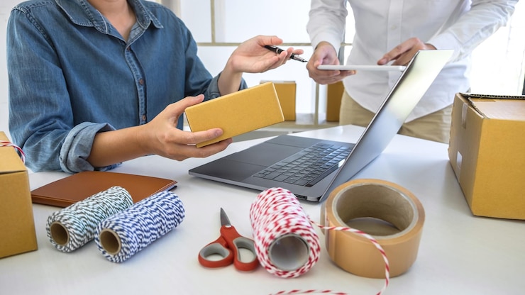 Foto vista trasera de las personas que trabajan en la mesa