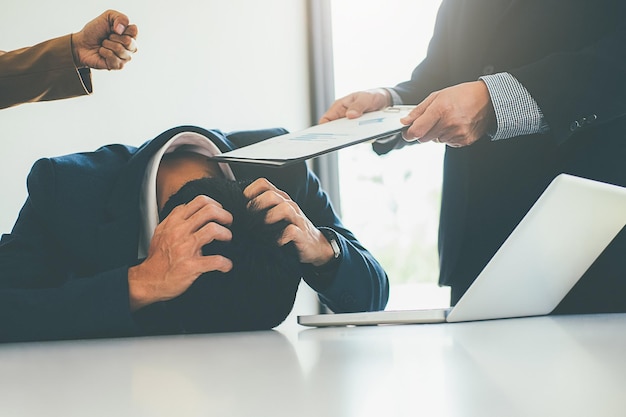 Vista trasera de las personas que trabajan en la mesa