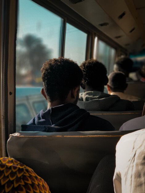 Vista trasera de personas que viajan en autobús
