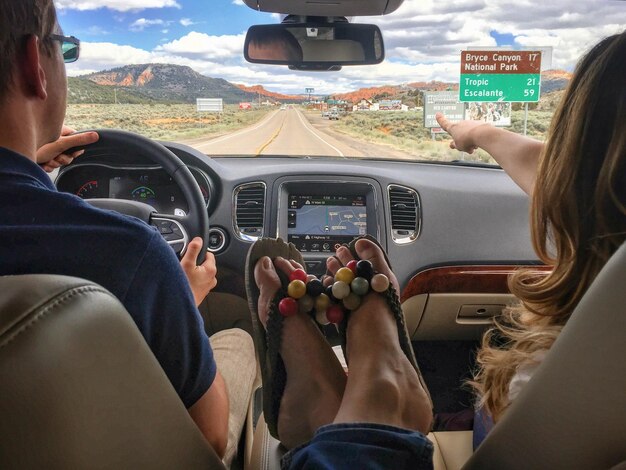 Vista trasera de personas que viajan en coche