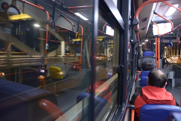 Foto vista trasera de personas que viajan en tren