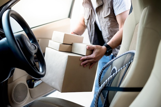 Vista trasera de personas sentadas en un autobús