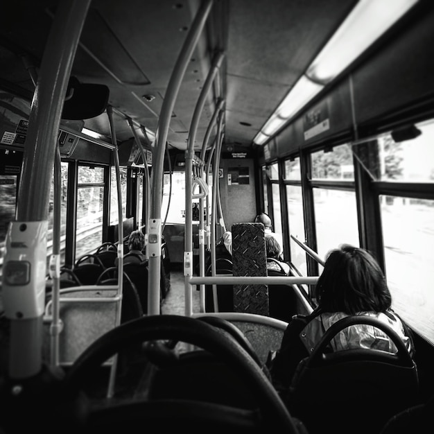 Foto vista trasera de personas sentadas en el autobús
