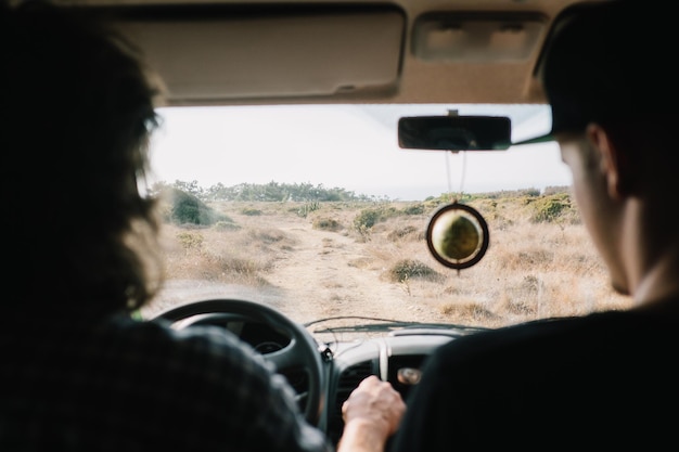 Vista trasera de personas sentadas en el coche