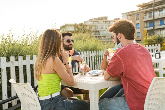 Vista trasera de las personas sentadas a la mesa