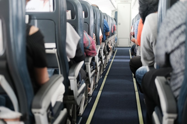 Foto vista trasera de personas sentadas en sillas en el tren