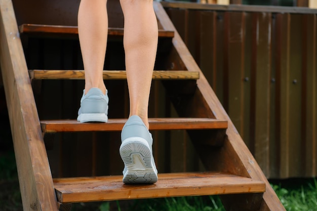 Vista trasera de piernas femeninas deportivas en zapatillas