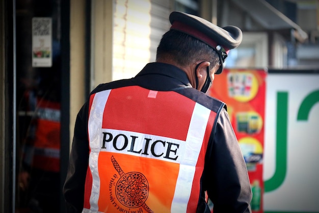 Vista trasera de un policía