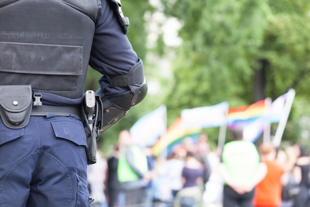 Vista trasera de la sección media del guardia de seguridad de pie a la orilla de la carretera