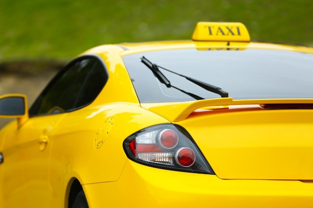 Vista trasera del taxi amarillo en la calle