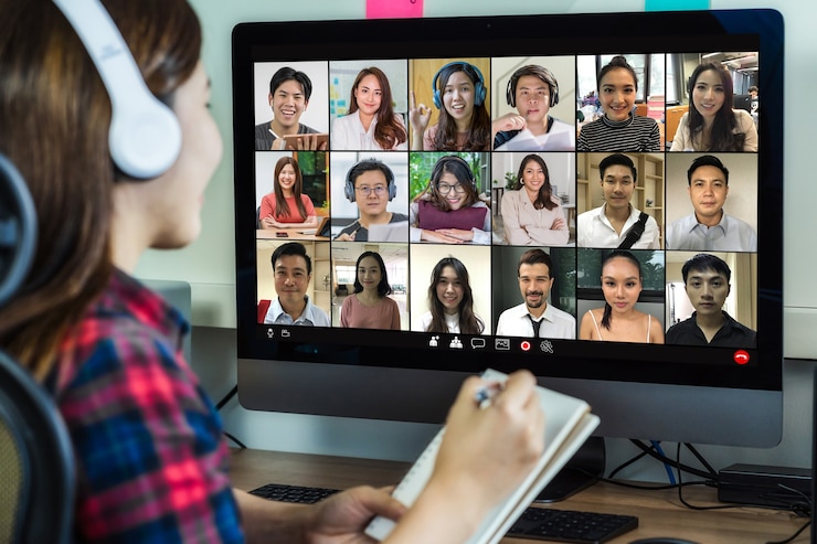 Foto vista trasera del trabajo de empresaria asiática y reunión en línea a través de videoconferencia con colega