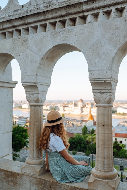 Vista trasera El turista mira el paisaje de la ciudad desde la altura Viaje por Europa