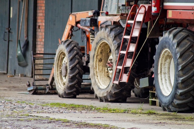 Vista trasera del vehículo agrícola recortado