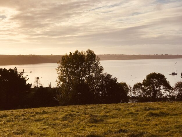 Foto vista a través de carrick roads desde feock