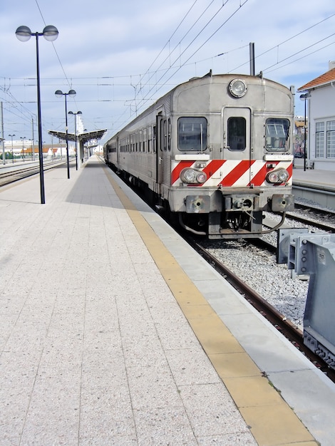 Vista de un tren portugués detenido en una estación de tren.