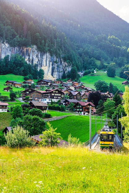 Vista del tren que pasa por la aldea de Staubbach en Suiza