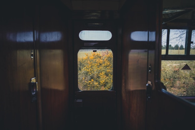 Foto vista del tren a través de la ventana