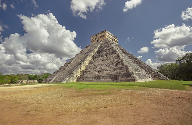 Vista de las tres cuartas partes de la Pirámide de Chichén Itzá # 4