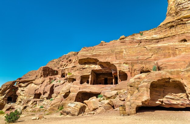 Vista de tumbas antiguas en Petra - Jordania