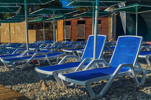 Vista de las tumbonas azules en la orilla del mar en kemer turquía