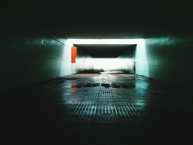 Foto vista del túnel iluminado