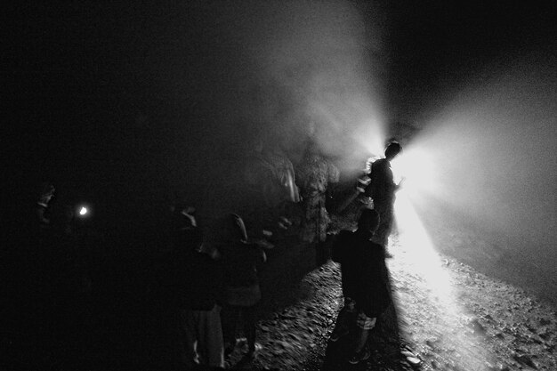 Foto vista del túnel iluminado