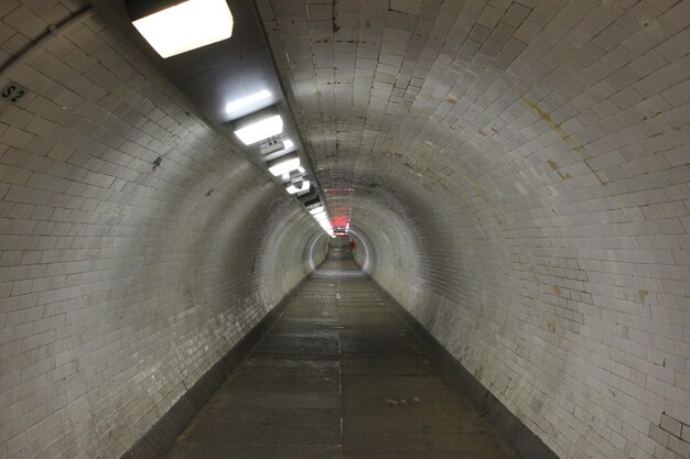 Foto vista del túnel del metro